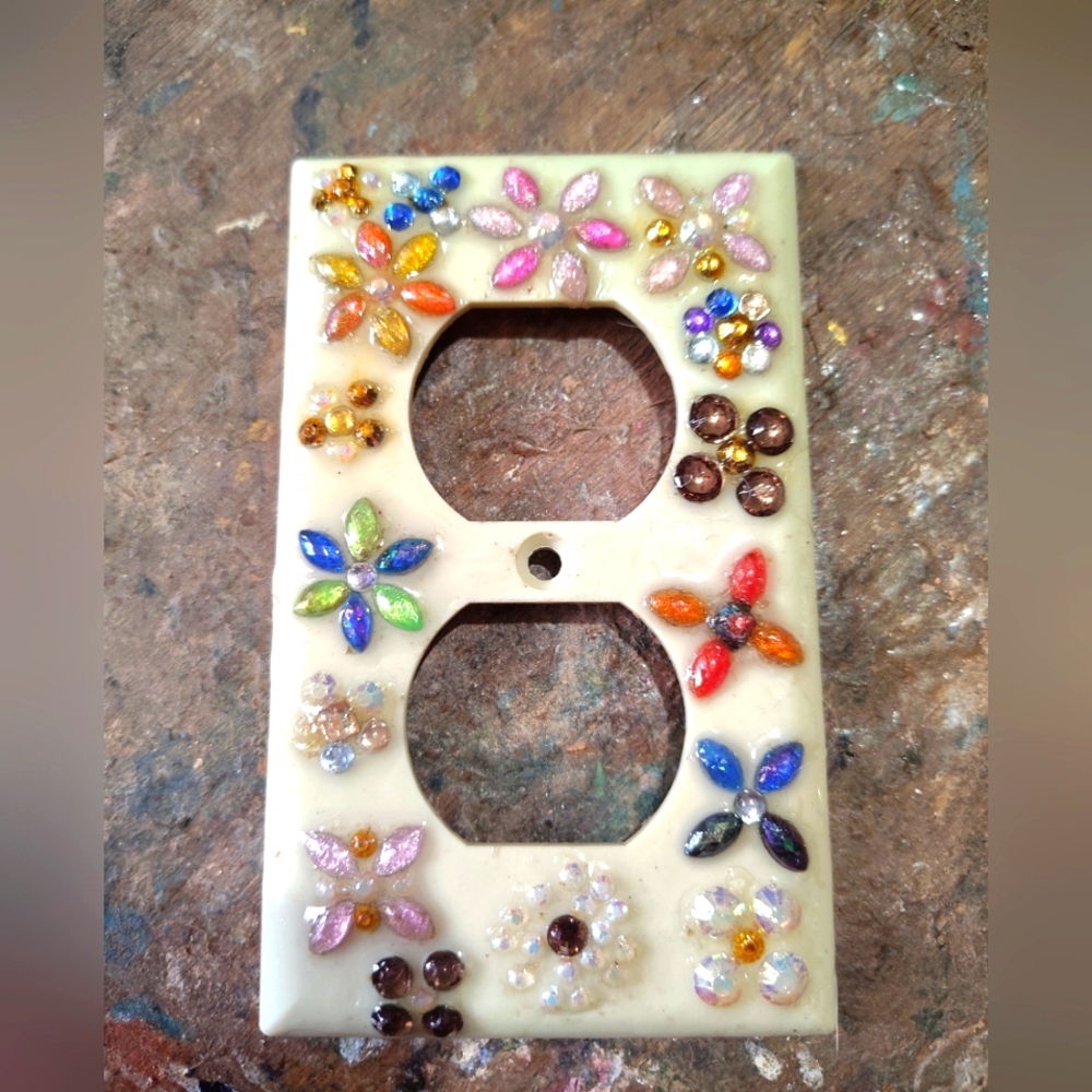 ⭐Flowered Plastic Outlet Plate. Beautiful & unique❗